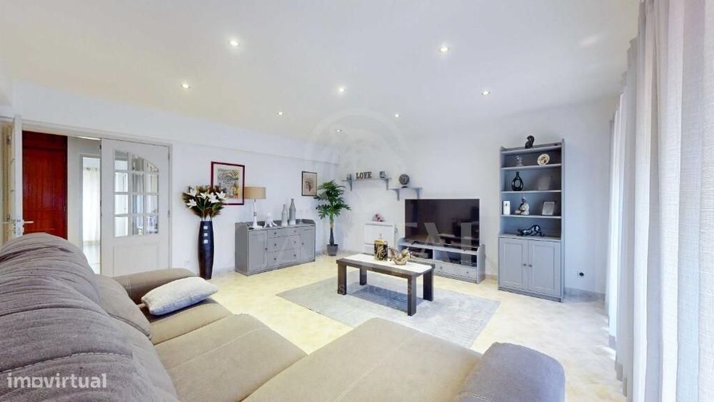 Apartamento T2 totalmente remodelado, com garagem e arrecadação, em Ca