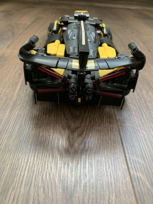 LEGO Technic Bugatti Bolide (42151) з інструкцією