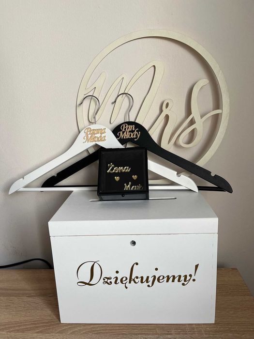 Zestaw ślub glamour, lustrzane złoto, biel, pudełko na koperty obrączki, wieszaki panna młoda, pan młody