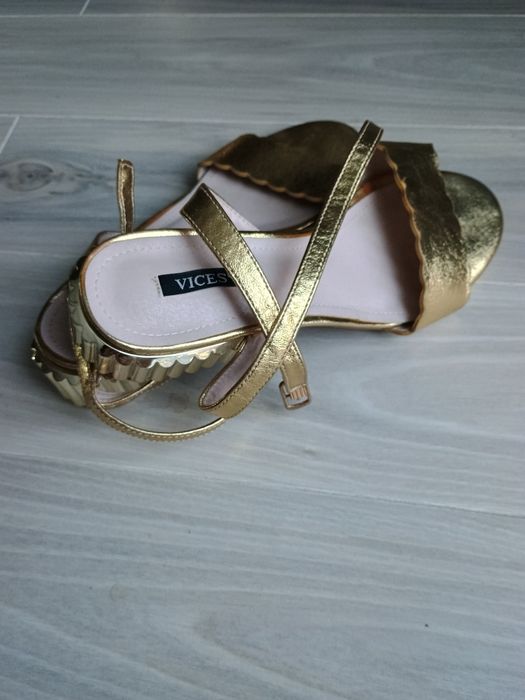 Sandały złote elegancki obcas