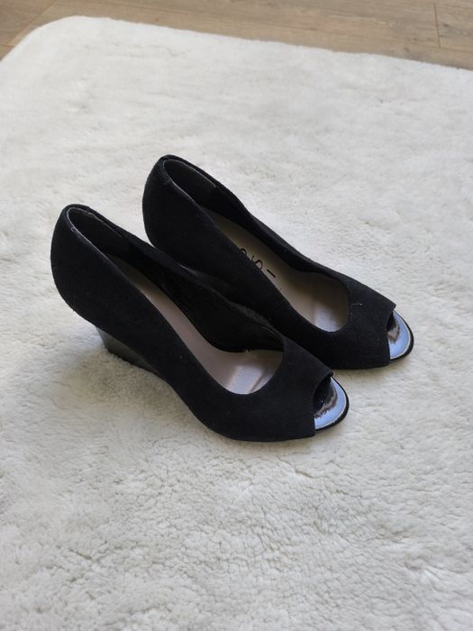 Czarne czółenka na koturnie