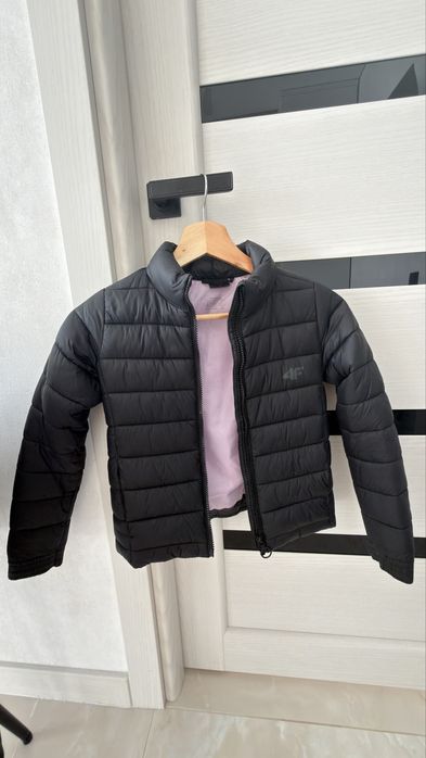 Куртка дитяча для дівчинки так і для злопчика, чорного кольору
