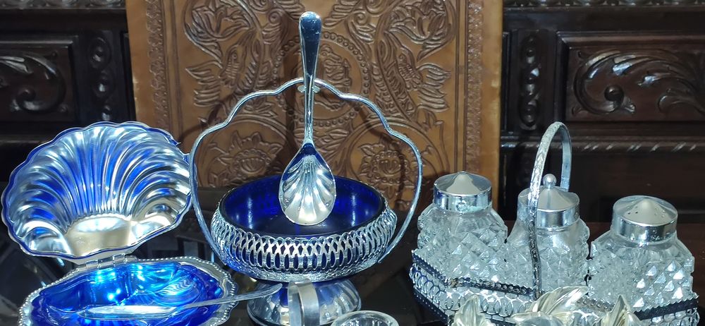 Manteigueira, saleiro, porta guardanapos, etc.