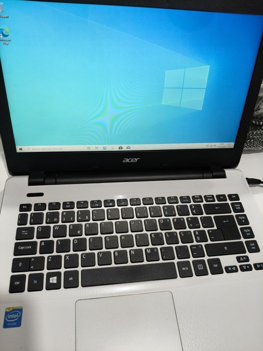 Vendo portátil Acer branco bem estimado como novo