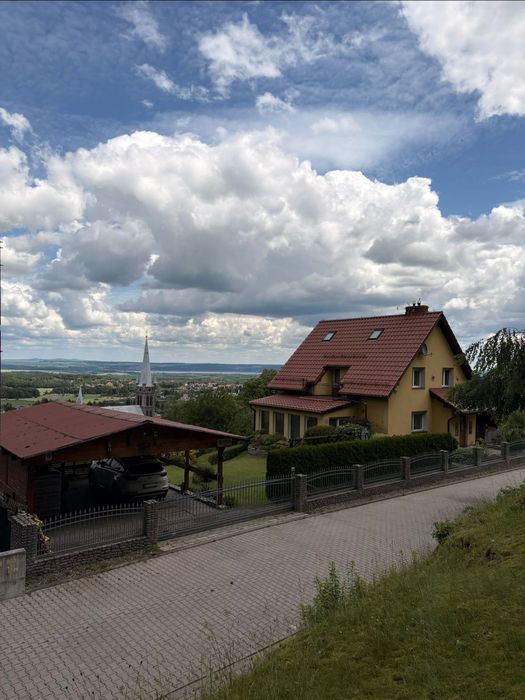 Dom z panoramicznym widokiem przy lesie