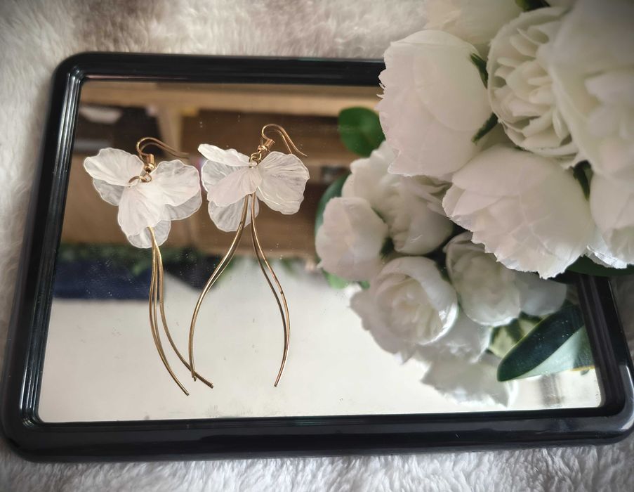 Kolczyki wiszące z białymi kwiatami, płatki kwiatów