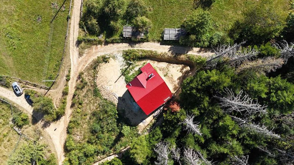Сучасний будинок біля Карпатського національного парку у Микуличині