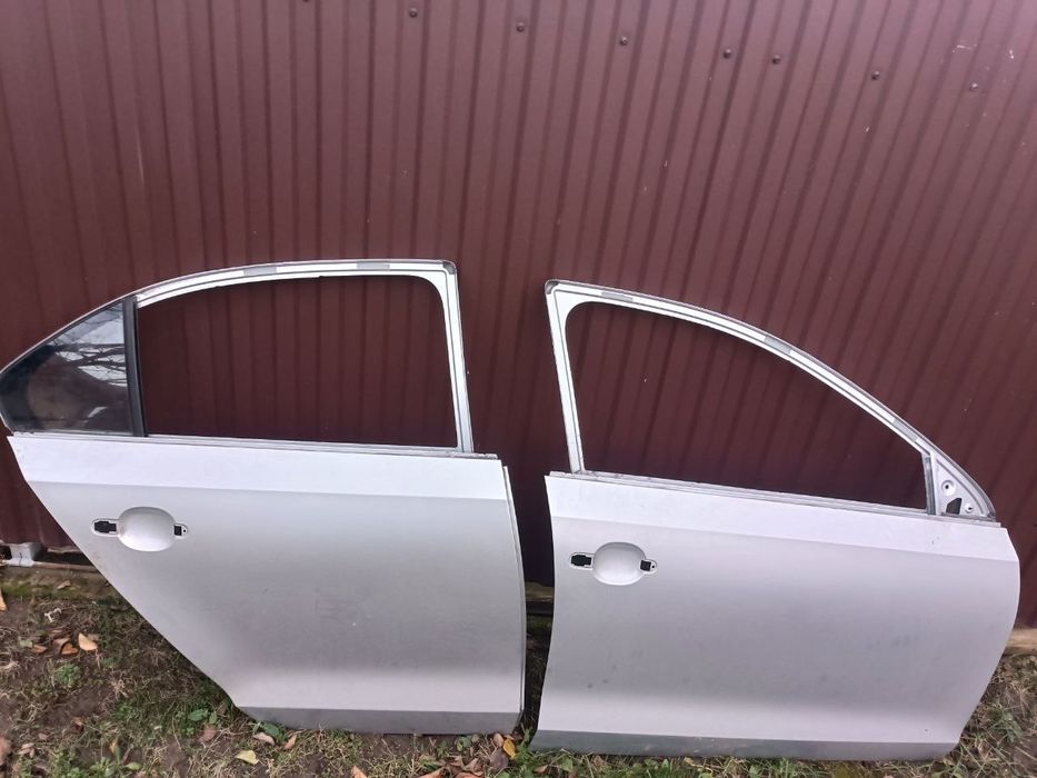 Двері Volkswagen jetta mk6 срібло la7w