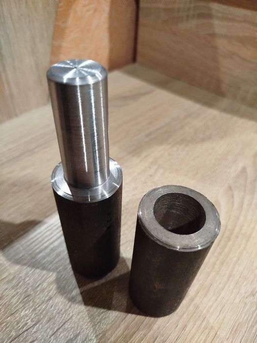 Винтовой ключ и дверные петли продам