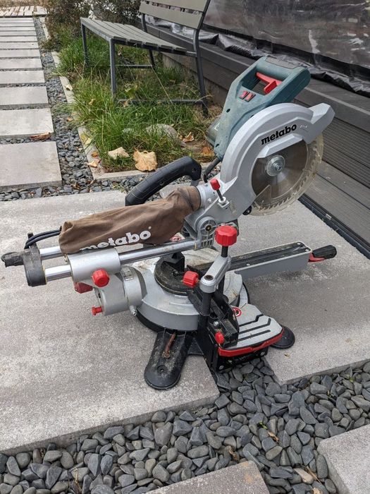 Торцювальна пилка Metabo KGS 216 M в коробці