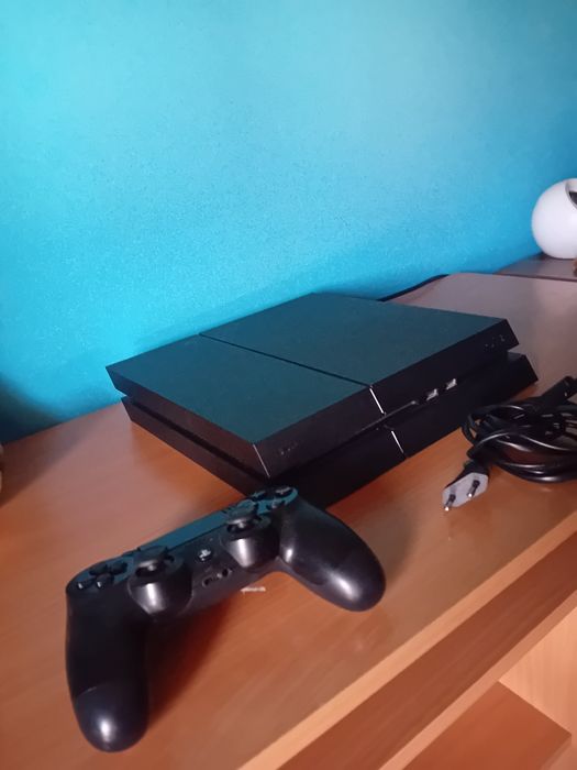 PlayStation 4 com 1 comando e cabo alimentação.