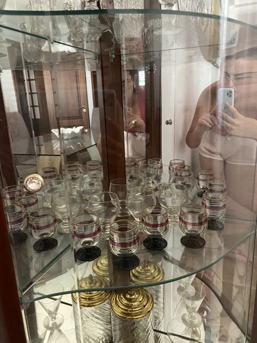 Móvel de esquina para sala ou sala de jantar com louça incluida.