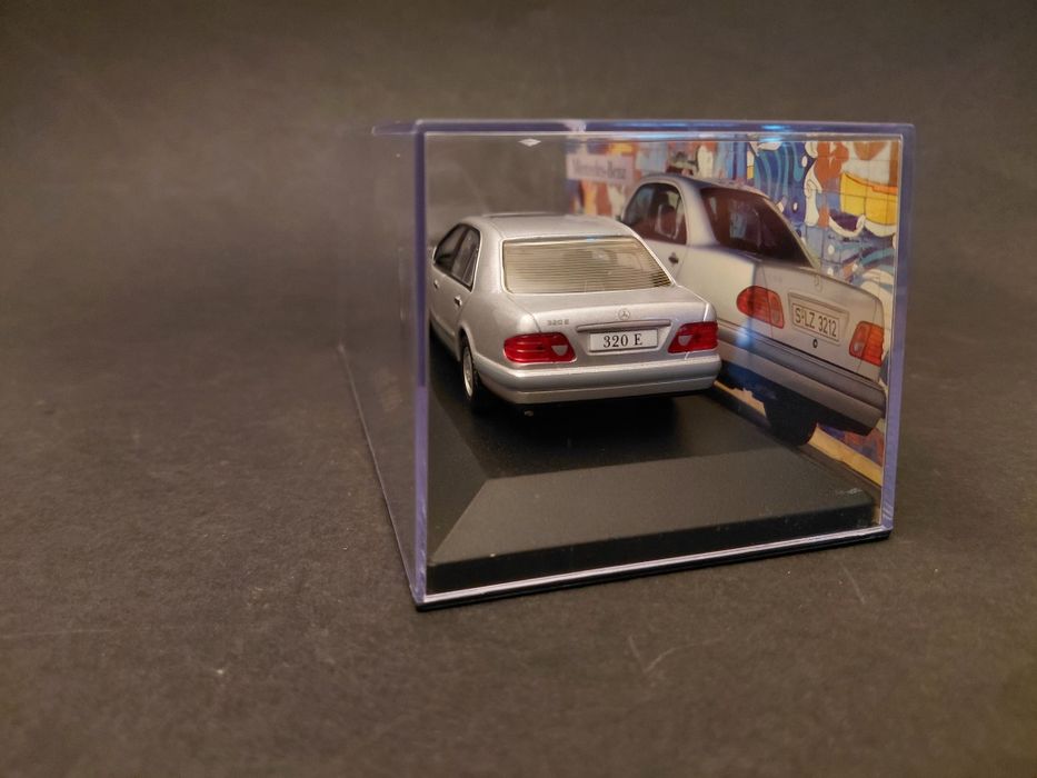 Miniatura 1.43 Mercedes Benz E320