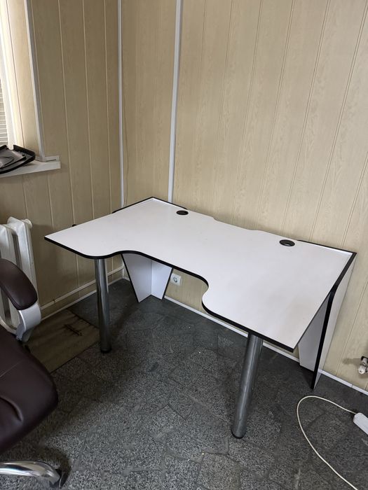 Стіл ігровий 1700 грн, якісна деревина.