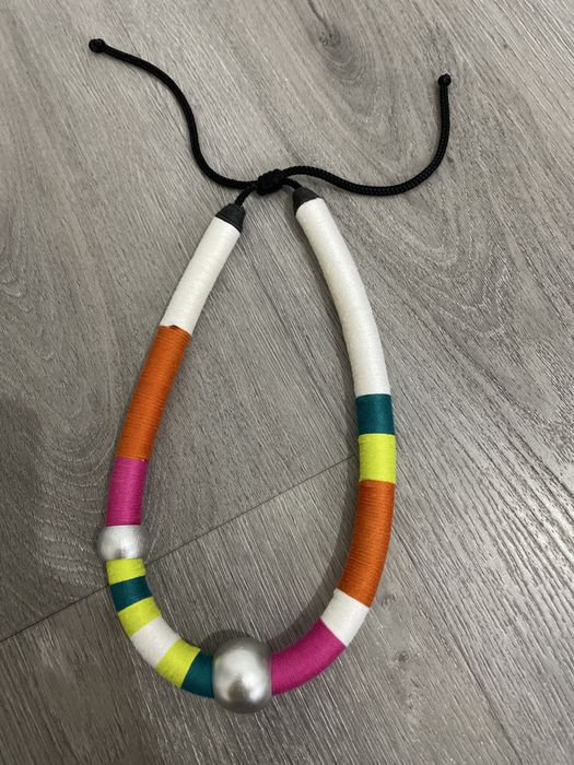 Colar multicolor com fecho ajustavel marca Pedra Dura