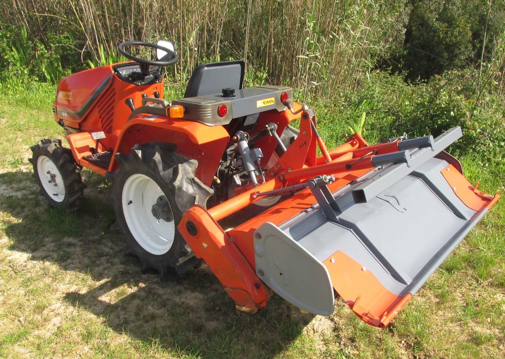 Trator Kubota A14 4x4 com Alfaia