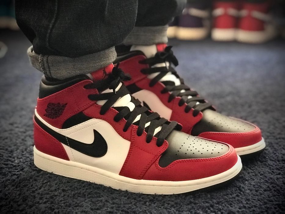 Air Jordan 1 Mid Chicago Black Toe