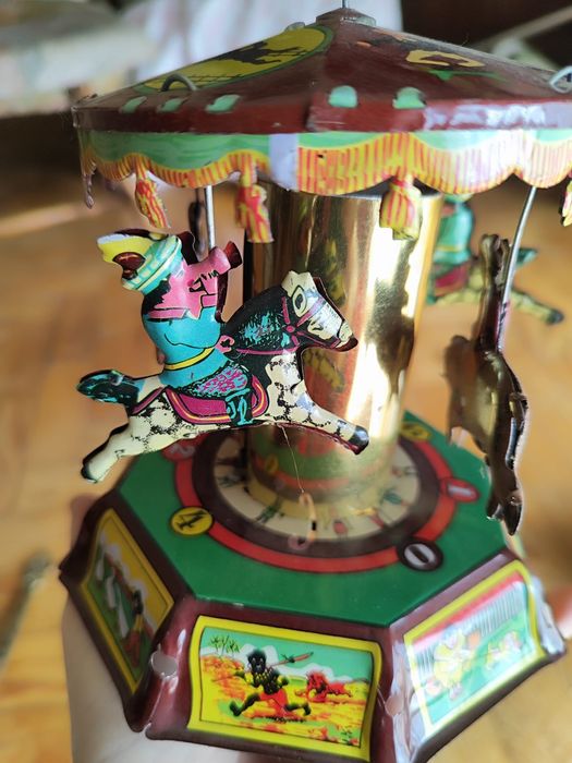 Carrocel antigo de lata