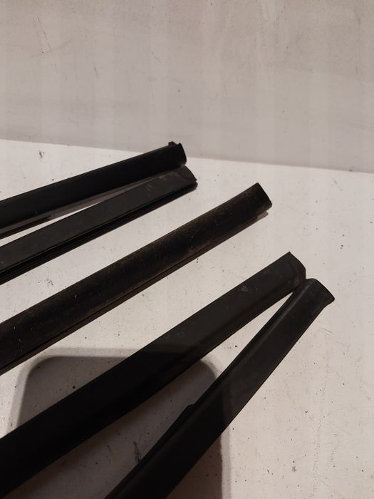 Listwa zgarniająca drzwi szyby BMW e 46 compact prawa lewa