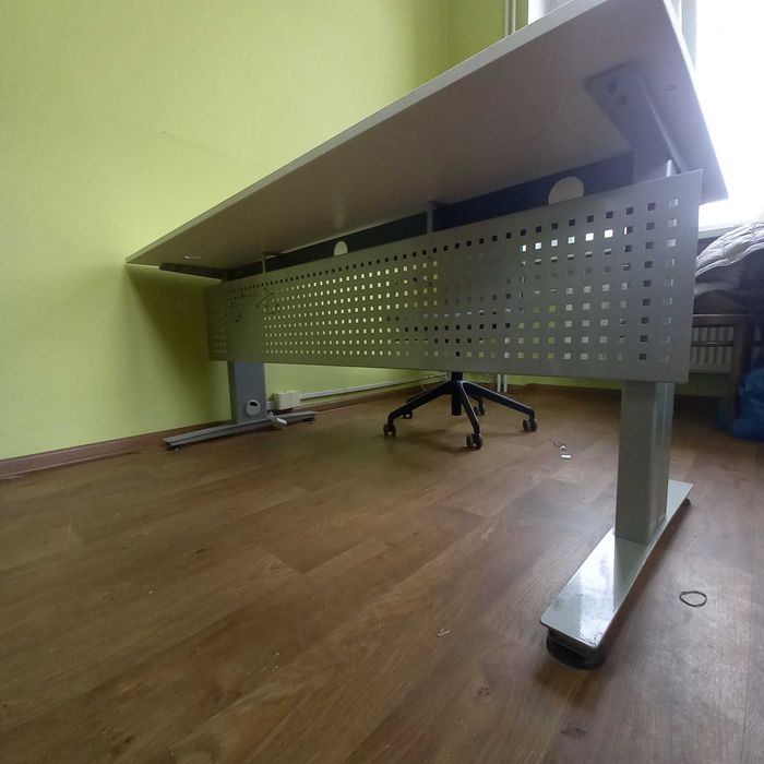 Biurko  na metalowej podstawie z białym blatem