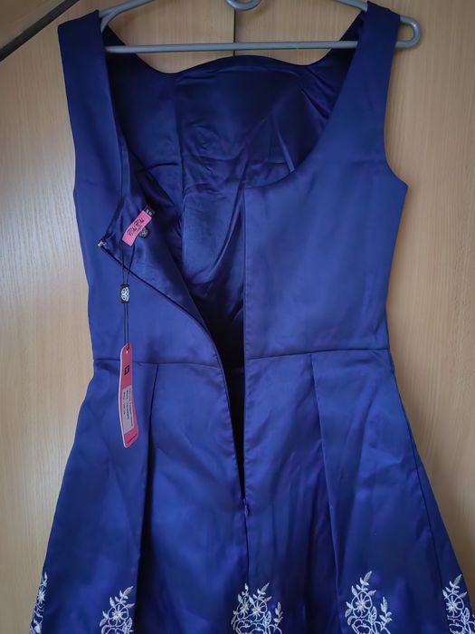 Suknia midi granatowa z beżowo-złotym haftem r. 38"Chi Chi London"nowa