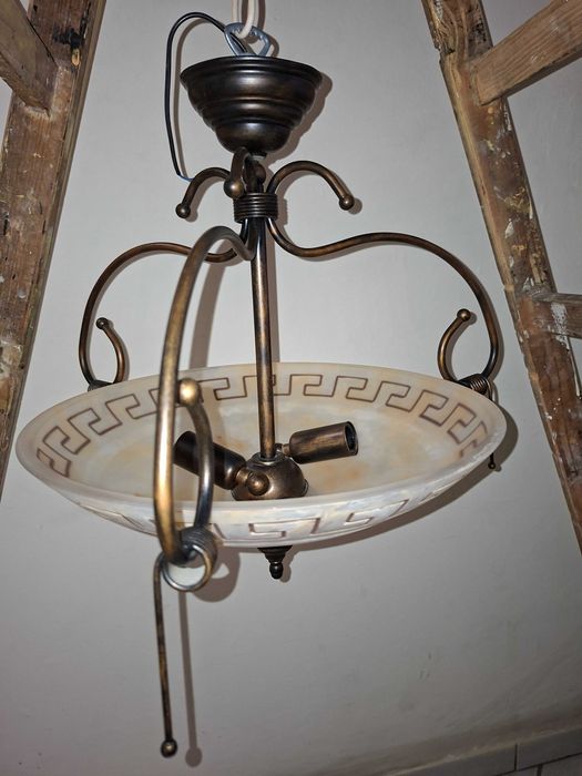 Klasyczny żyrandol mosiężny