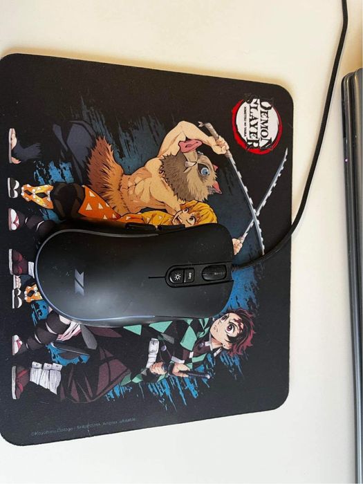 Teclado gamer com led e tapete de rato Demon Slayer.
