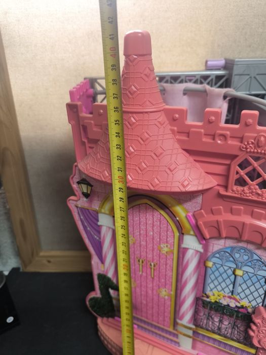 Barbie Rock 'n Royals Palco e Acampamento 2 em 1
Dê vida à magia do fi