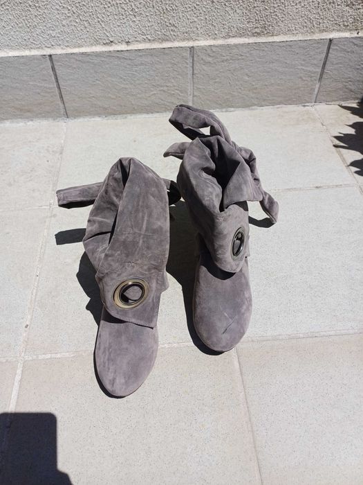 Botas de Camurça Cinzentas – NOVAS & Nunca Usadas