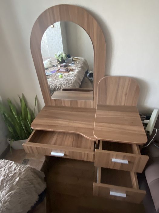 Туалетний столик з дзеркалом, місткий, у відмінному стані