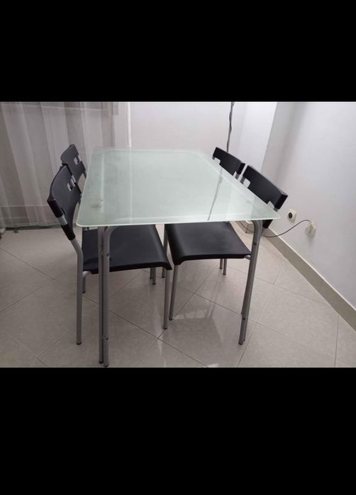 Mesa de vidro com 4 cadeiras