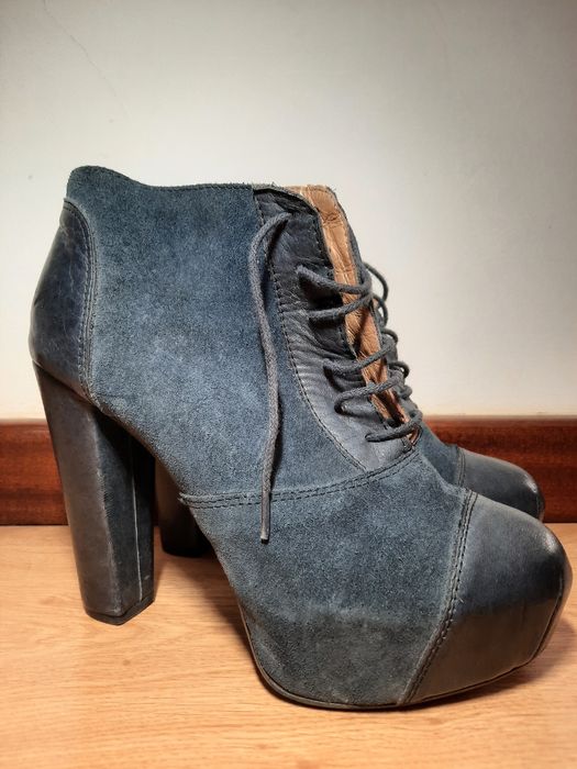 Botas azuis escuras pele com camurça.