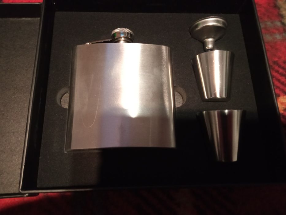 Piersiówka ze stali nierdzewnej z dwoma kieliszkami i lejkiem