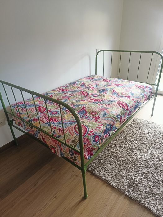 Vendo cama em ferro restaurada + colchão
