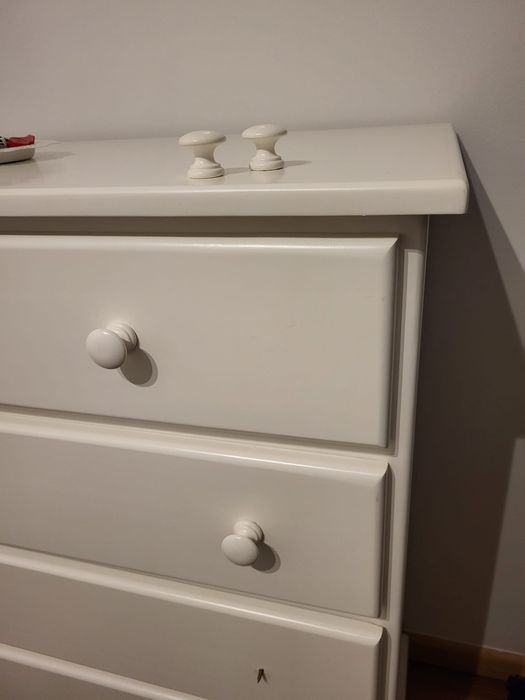 Mobília de quarto em pinho maciço. Cama, mesa de cabeceira, secretaria