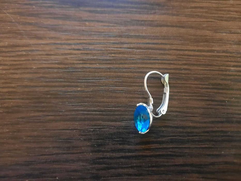 Одна сережка с голубым камушком серьги бижутерия