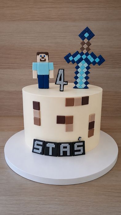 Figurki minecraft z masy cukrowej na tort