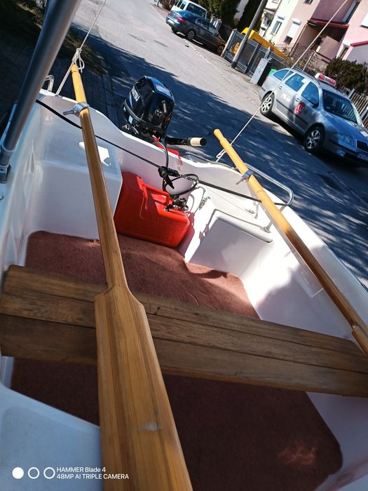 Łódź motorowa z zadaszeniem