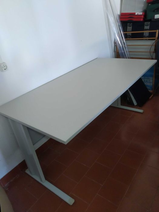 Mesa de escritório cinzenta