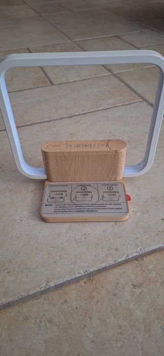 Radiobudzik z ładowarką indukcyjną