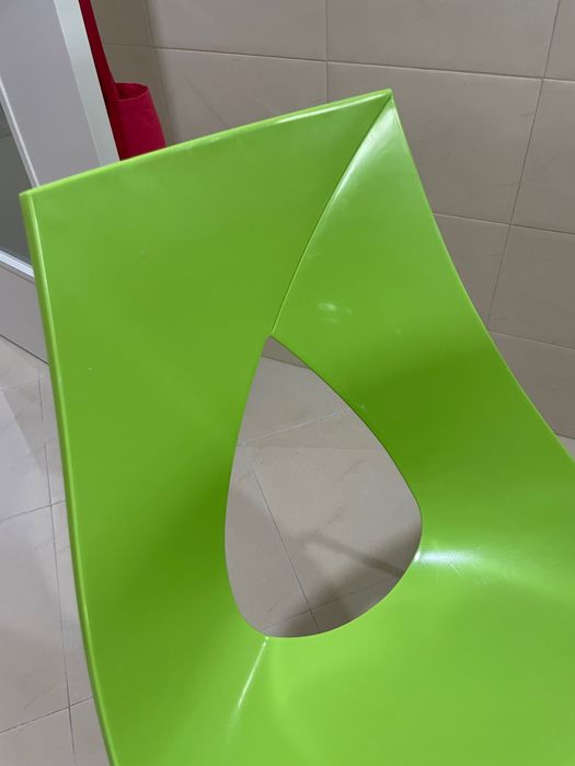 Mesa de cozinha extensível  em vidro branco e estrutura em aço