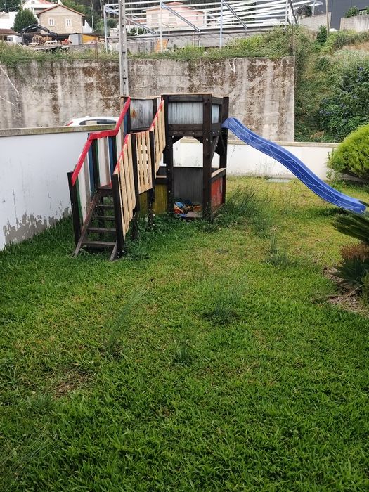 Parque infantil com escorrega