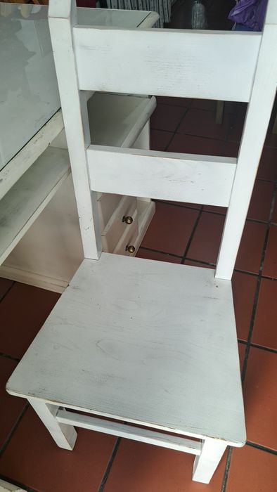 Secretaria branco decapê com cadeira