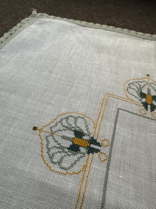 Bieżnik len ręcxnie haftowany do kolekcji