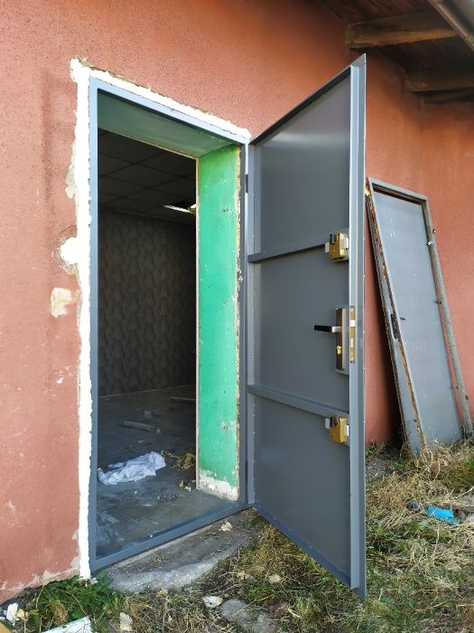 Drzwi na działkę