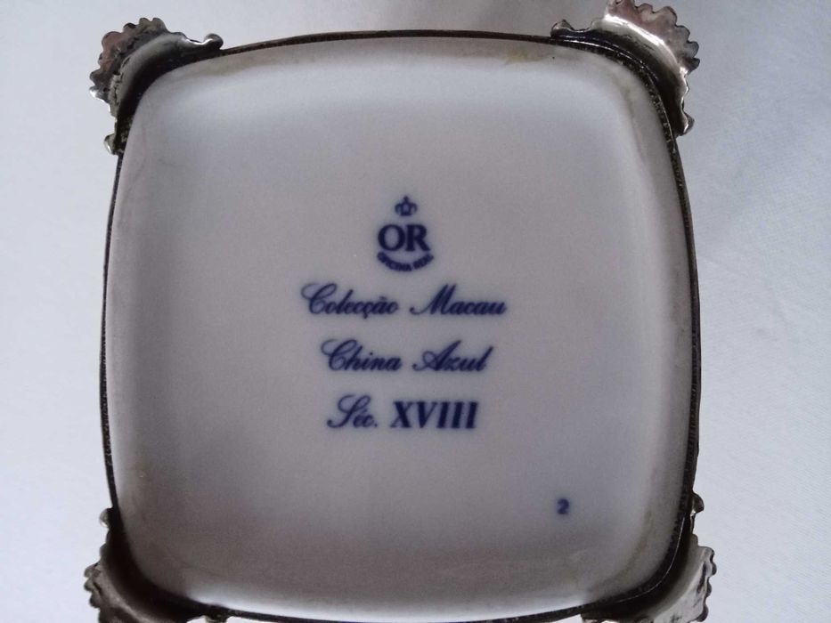 Caixa em Porcelana com aplicações em Prata NOVA