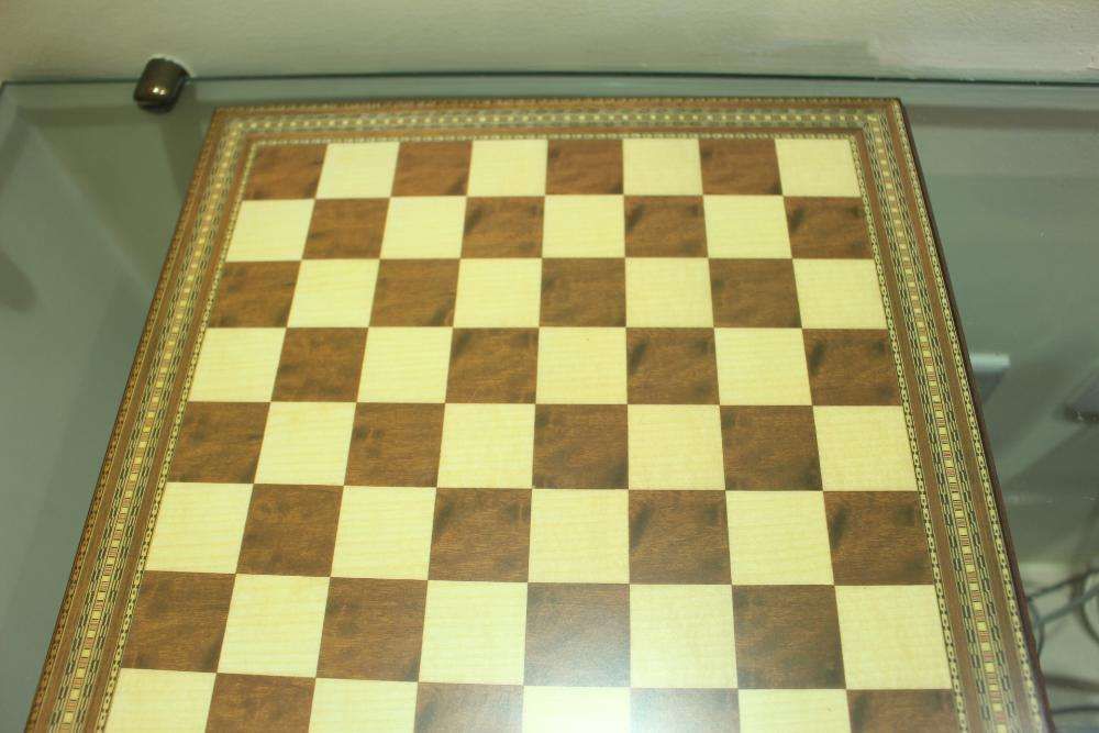 Tabuleiro de Jogo em Madeira bicolor e marqueterie