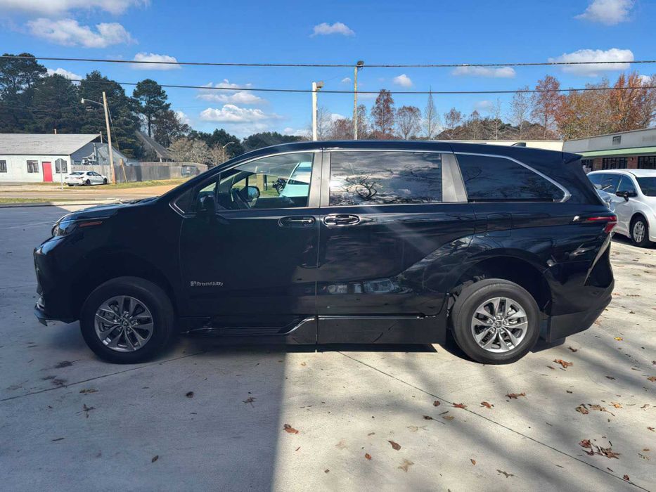 Toyota Sienna LE 8-Passenger      2024