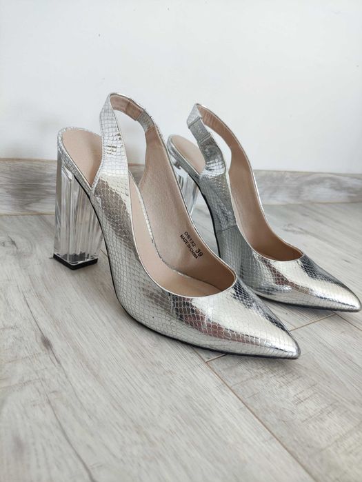 Srebrne czółenka na słupku roz 39