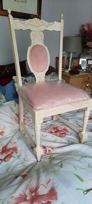 Białe drewniane krzesła